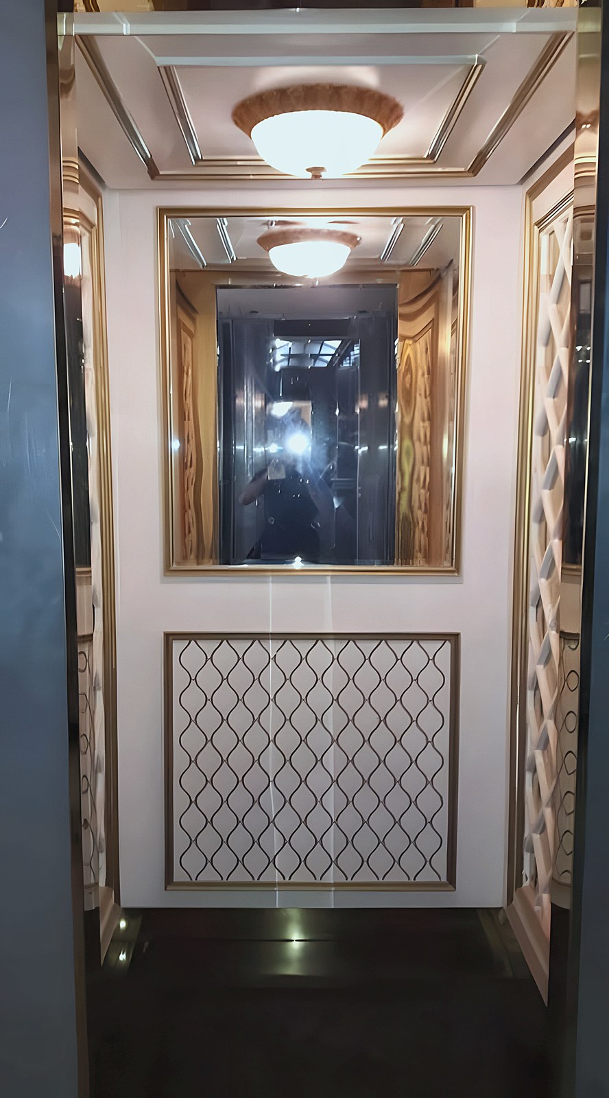 كابينة كلاسيكية بيضاء بإطارات ذهبية