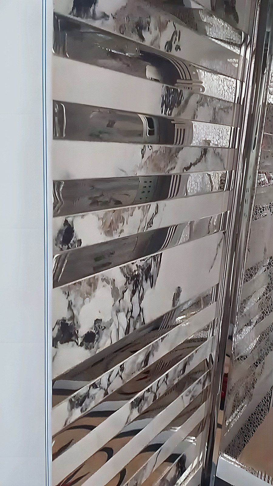 كابينة رخام بشرائط ستانلس