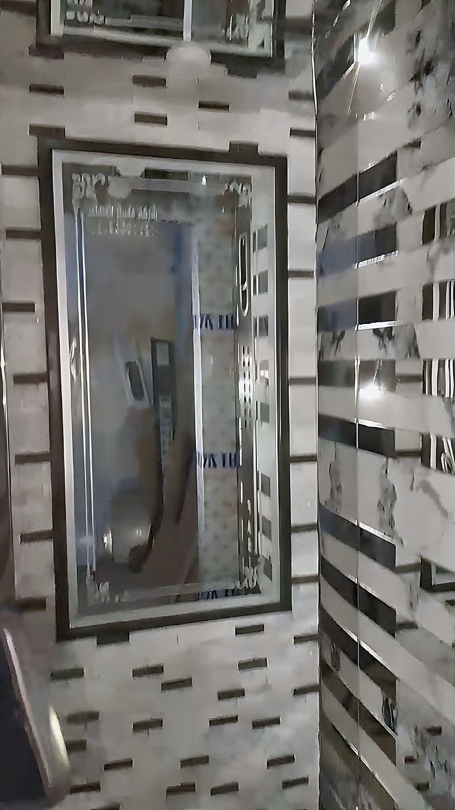 كابينة مرايا وفسيفساء