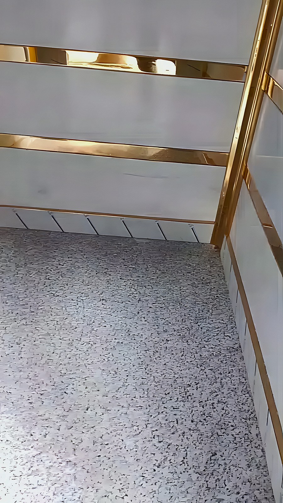 كابينة بيضاء بشرائط ذهبية