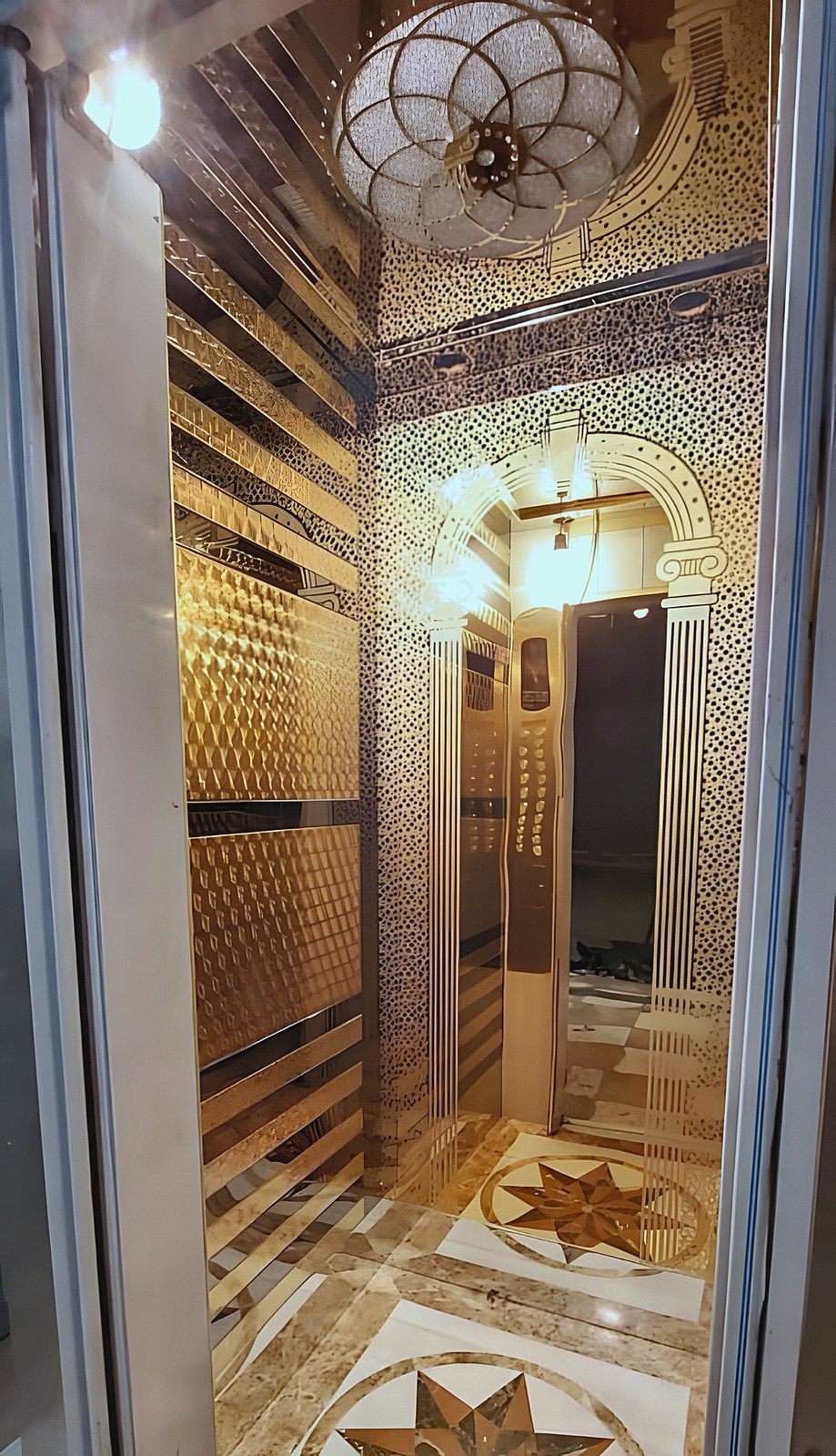 كابينة بيضاء وذهبية