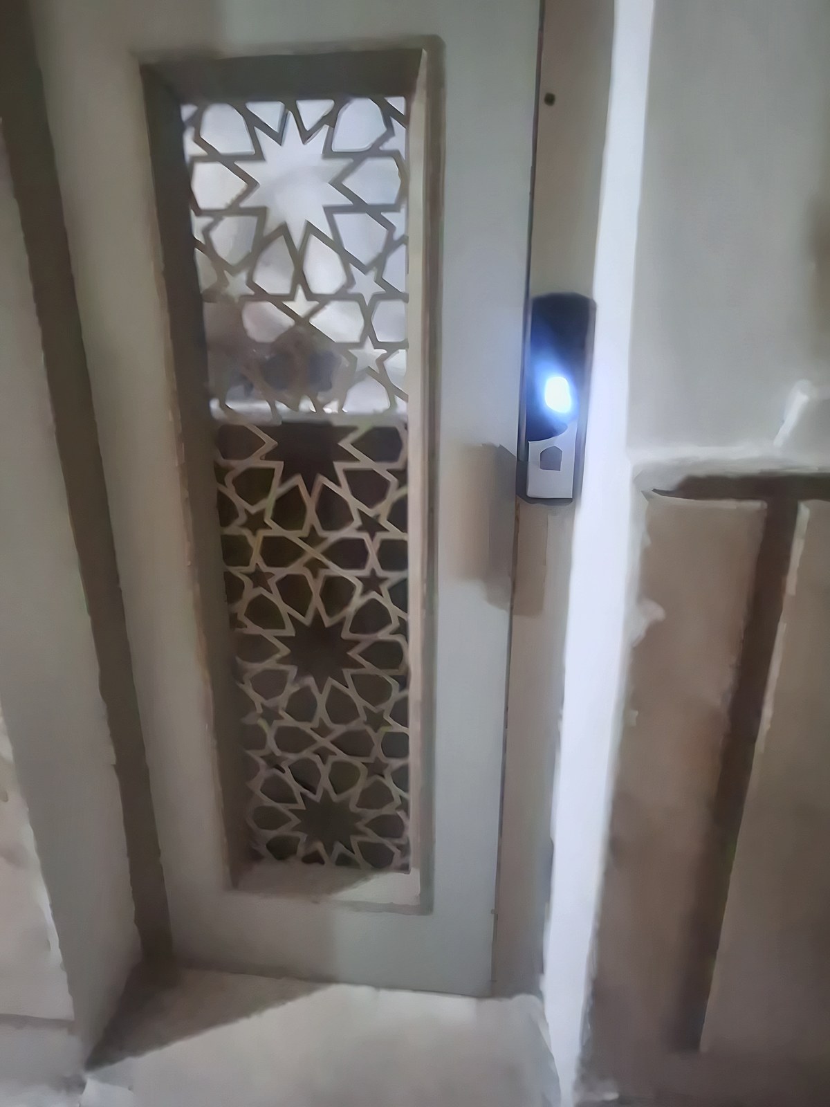 باب دور بلوح ليزر بعد التركيب