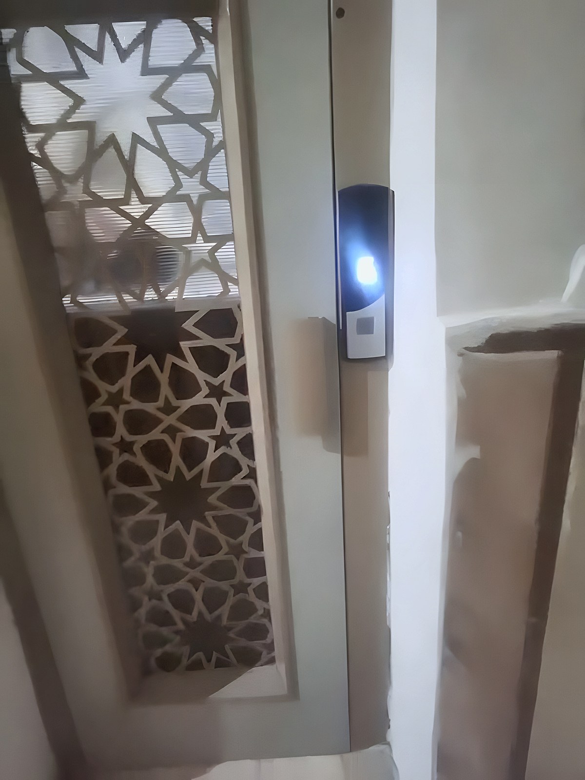 باب دور بلوح ليزر — تفصيل