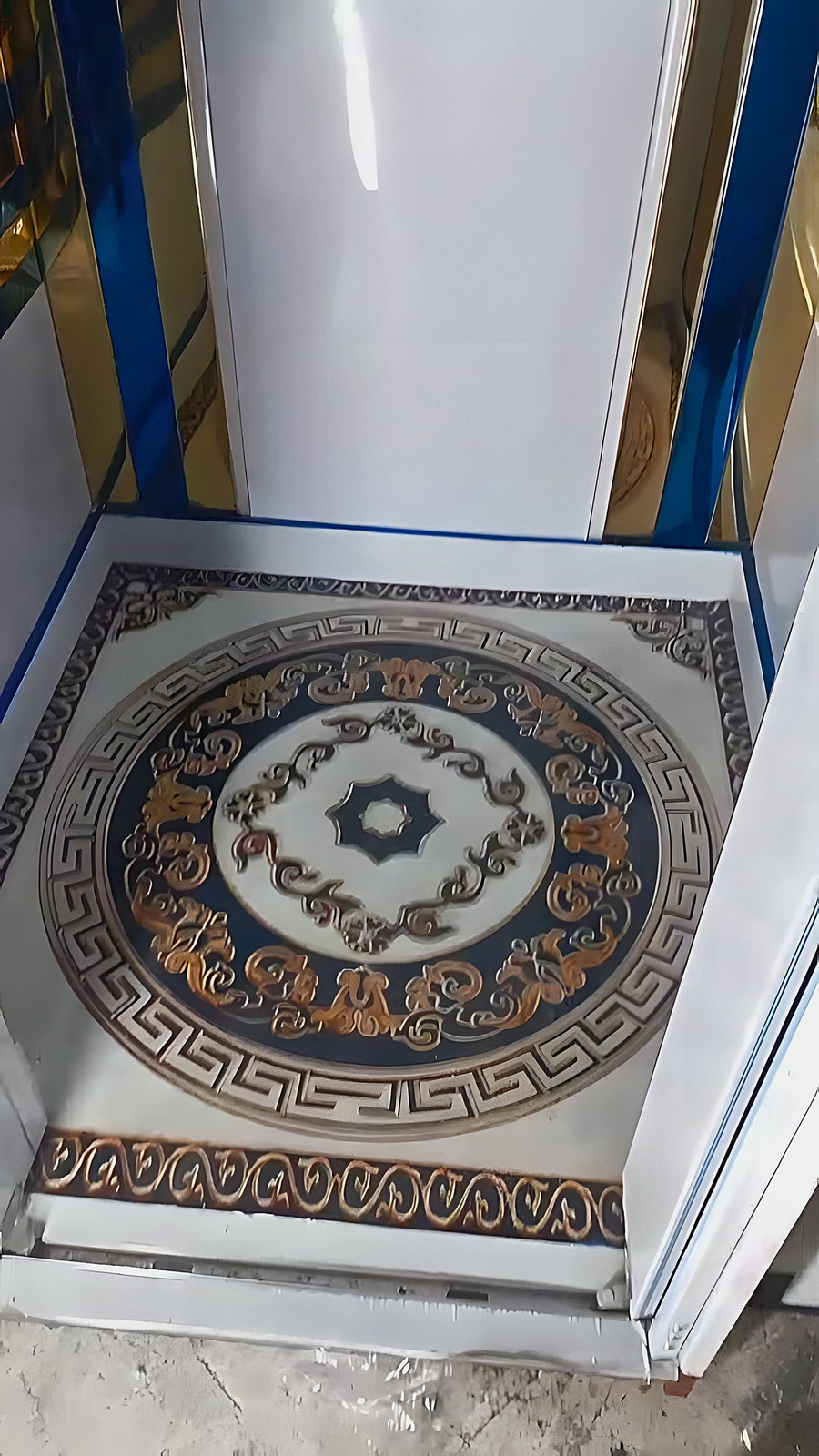 أرضية رخام بميدالية داخل كابينة بيضاء