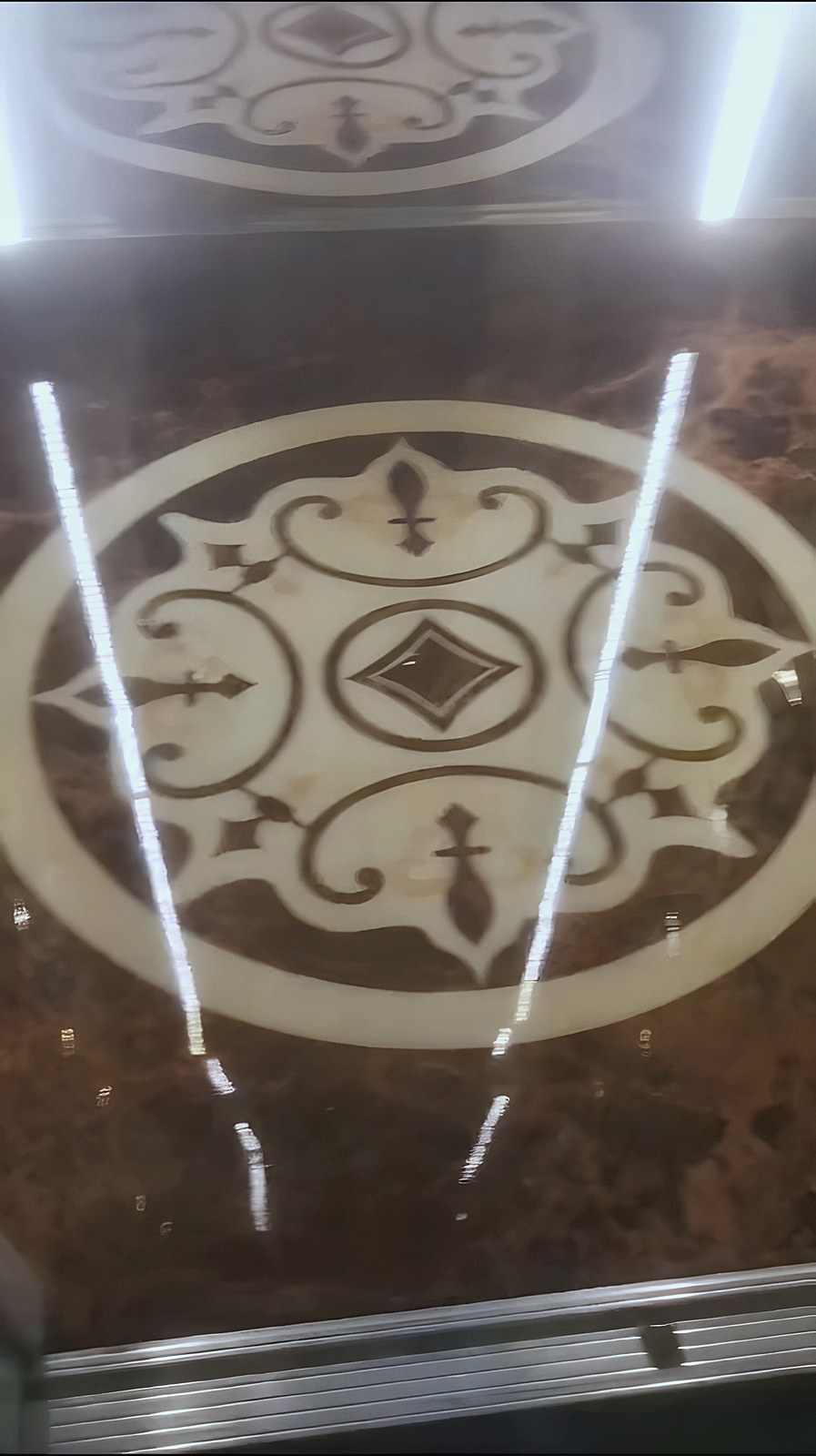 أرضية رخام داكن بميدالية