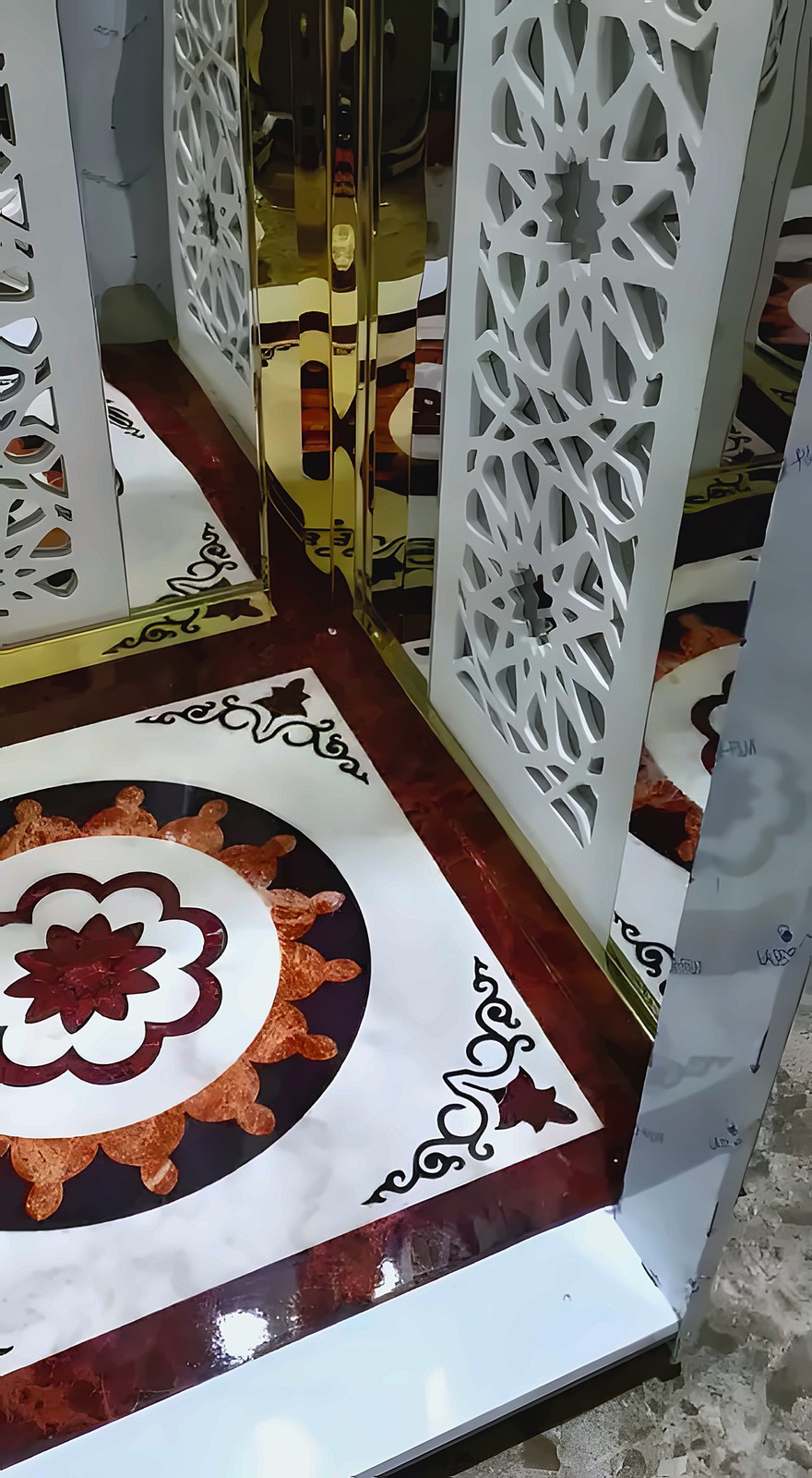أرضية رخام مزخرفة بجدران مشبّكة