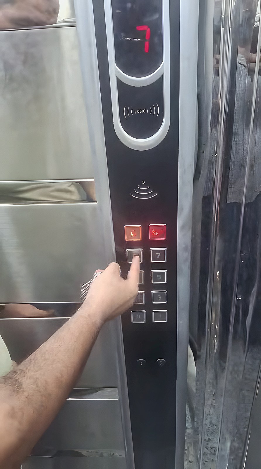 لوحة كابينة ستانلس بأزرار حمراء