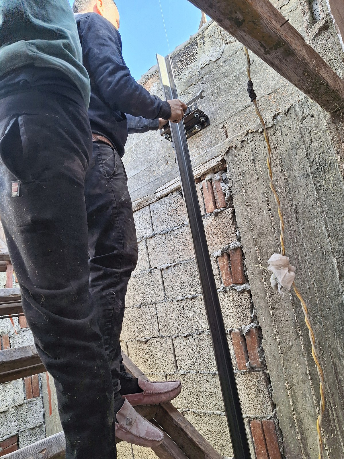 Fixing the rails to the shaft wall — work begins