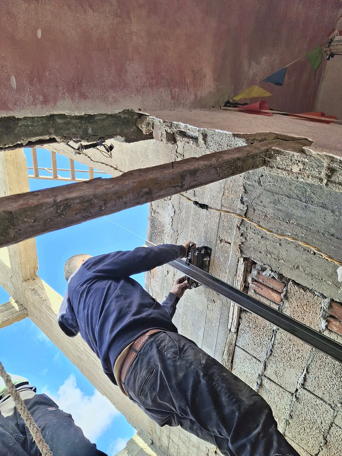 Fixing the guide rails to the shaft wall