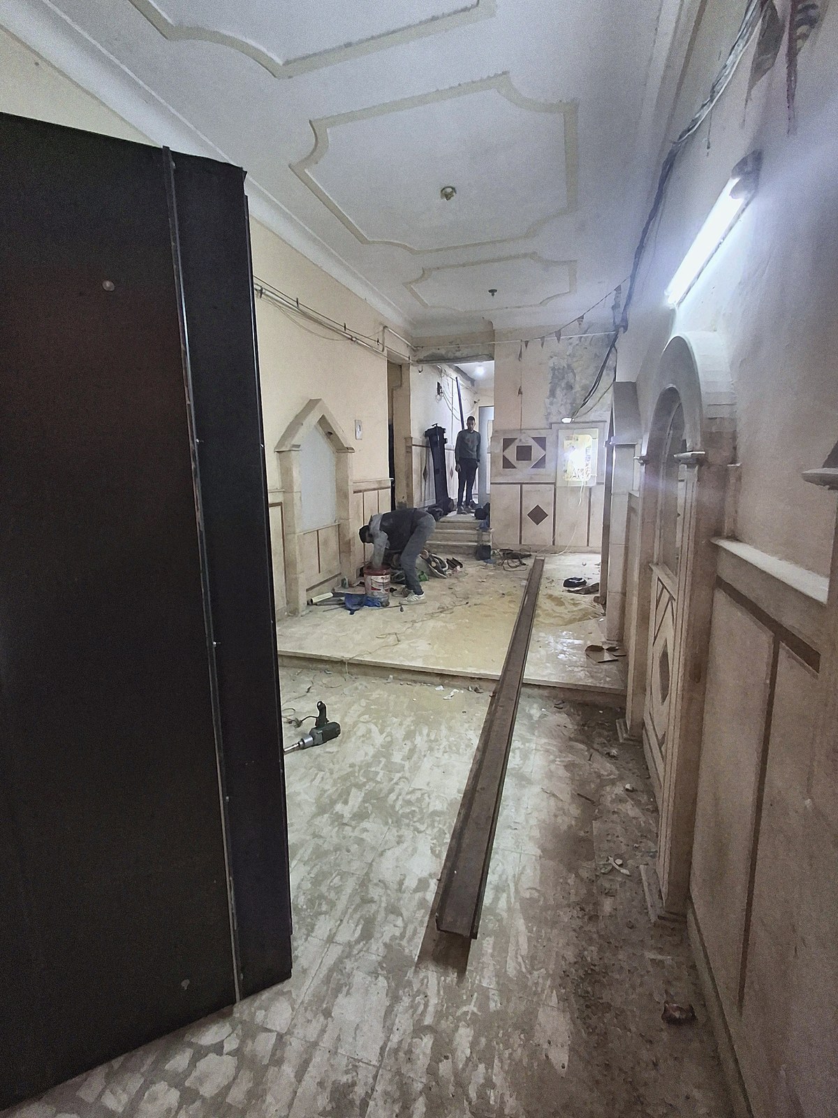 The team preparing the landing-door opening