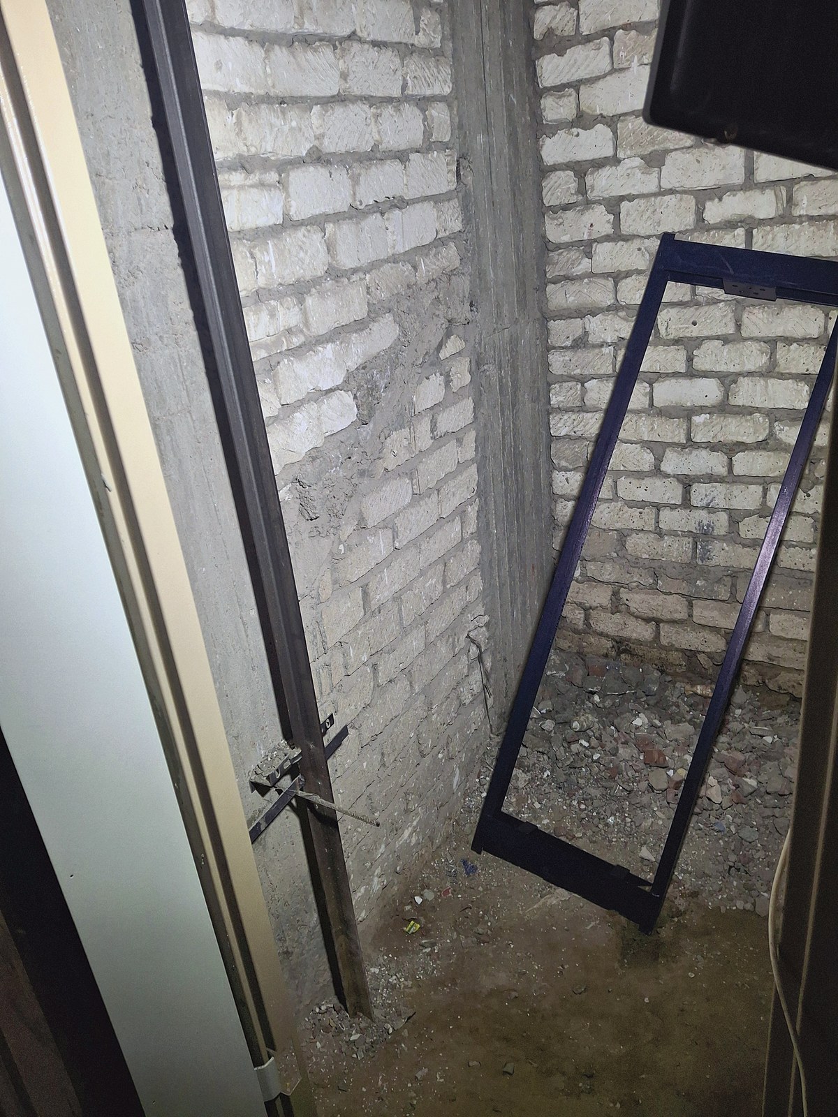 Landing-door frame before fixing