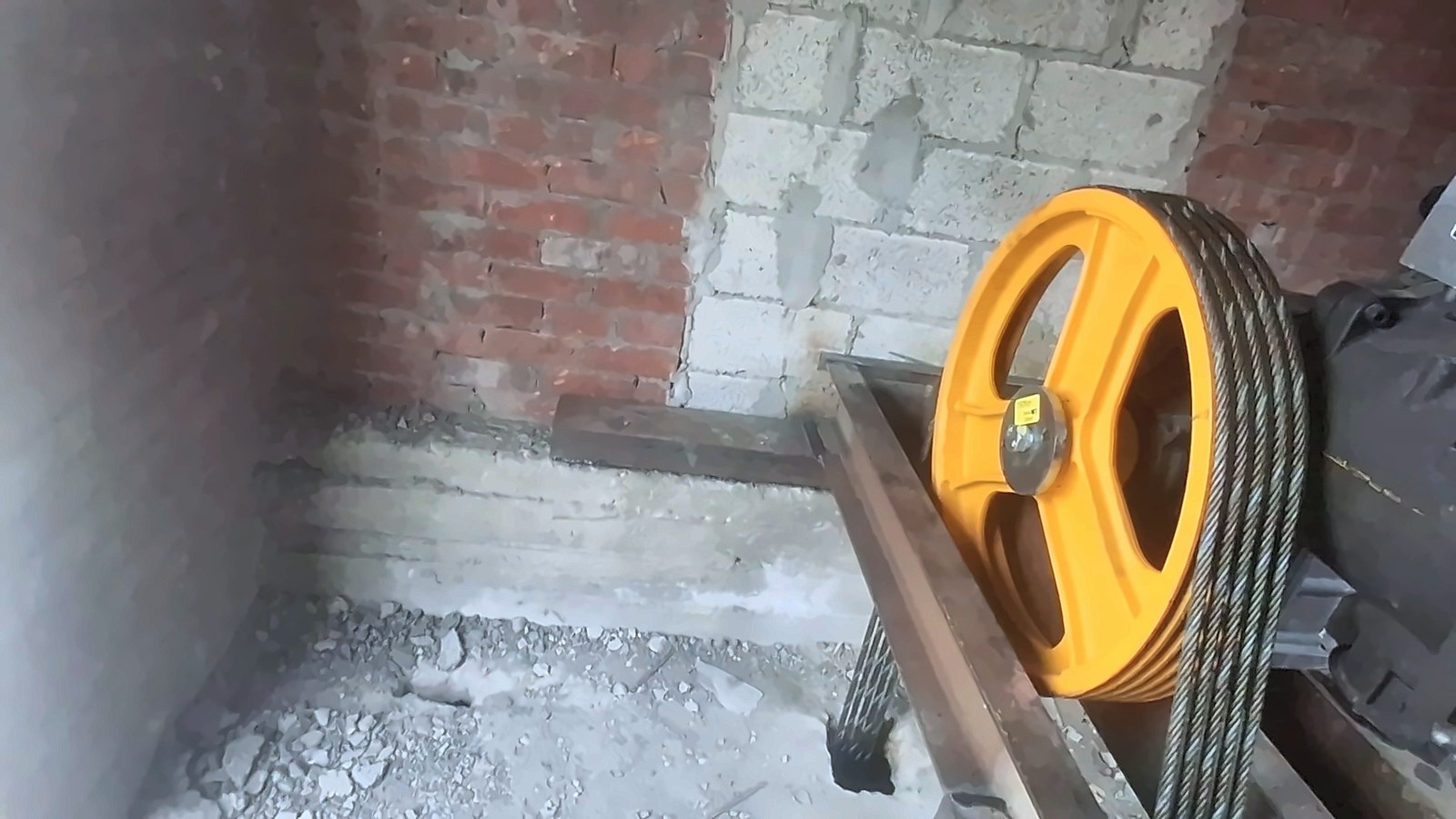 The traction machine in the machine room