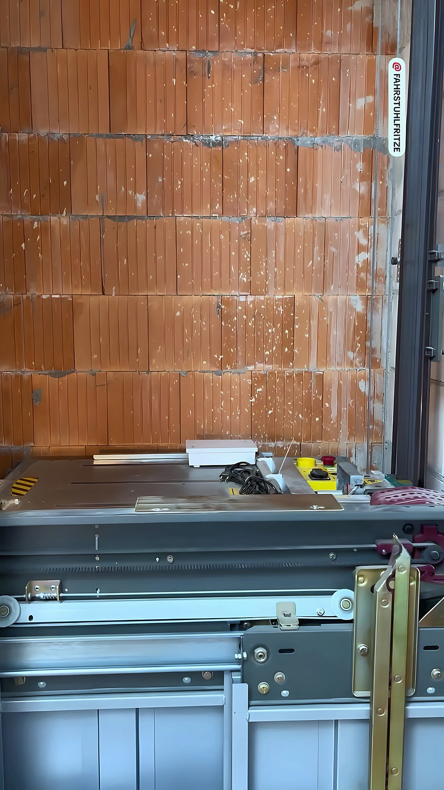 Landing-door sill during installation in the shaft