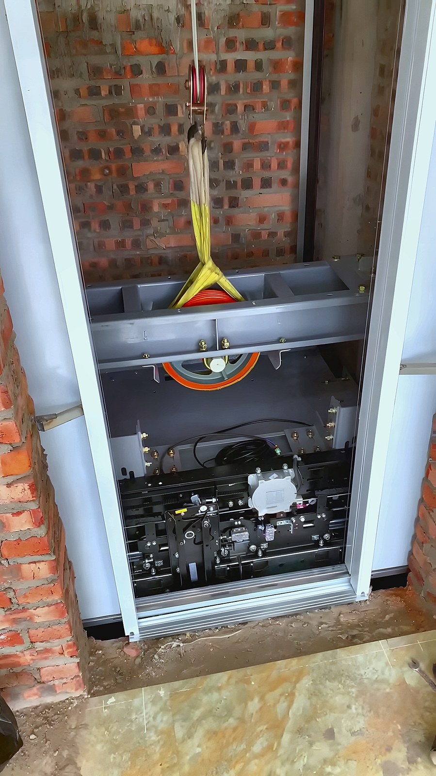 Machine-room-less lift machine at the shaft top
