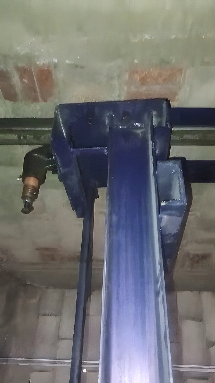 Rail fixing bracket inside the shaft